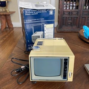 Vintage 1985 Sears Portable TV Black & White 5”